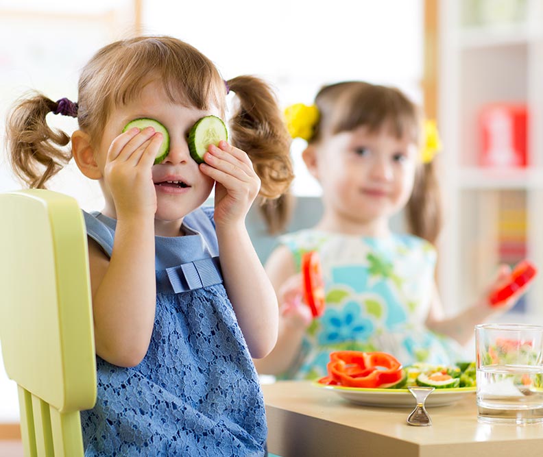 kids eating healthy lunches